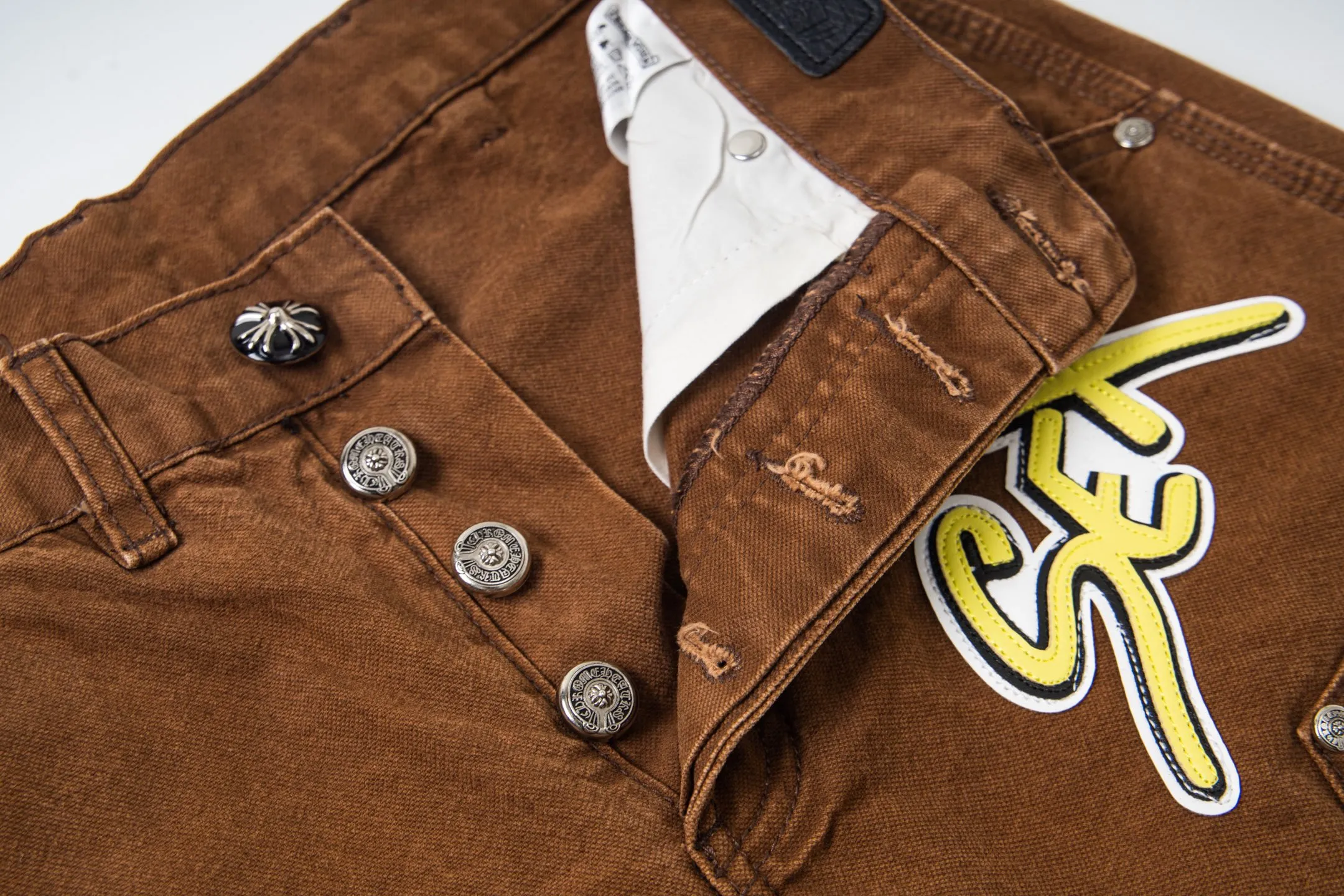 P260 Chrome Hearts new logging pants, yellow patchwork leather embroidered jeans, are a hot trend this season and are sought after by countless celebrities and fashionistas. The neat details of the cutting process add color to the playful fashion! The neat and meticulous design, and the well-fitting structure is unique. The upper body not only has outstanding recognition, but also looks younger and younger. A style with the ultimate wearing meaning and performance, gorgeous color matching, and the craftsmanship of this style is also extremely extraordinary. After the finished product is washed, it is disassembled and hand-made with sheepskin cross leather and then spliced ​​together to complete. The whole piece has too many craftsmanship to describe. It is decorated with patchwork cross flowers and high-waisted washed jeans! ! Absolutely high-end luxury product, a god-level single product, a super popular product, made by top heavy industry, a magic weapon that cannot be missed. Style number: 1848# Size: 28 30 32 34 36 Color: yellow brown